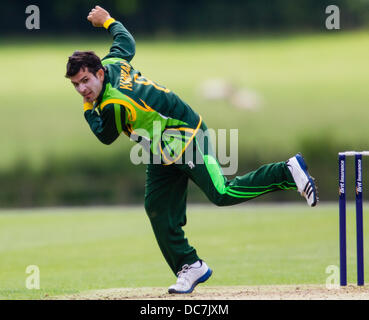 Kibworth, Leicestershire, UK. Sonntag, 11. August 2013.  Aktion aus dem ODI Spiel zwischen u19 Bangladesch und Pakistan u19 im Rahmen des Turniers u19 ODI dreieckig in England gespielt. Bildnachweis: Graham Wilson/Alamy Live-Nachrichten Stockfoto