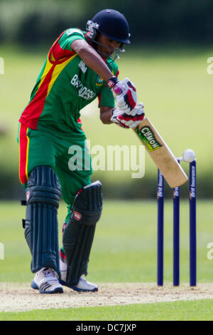 Kibworth, Leicestershire, UK. Sonntag, 11. August 2013.  Aktion aus dem ODI Spiel zwischen u19 Bangladesch und Pakistan u19 im Rahmen des Turniers u19 ODI dreieckig in England gespielt. Bildnachweis: Graham Wilson/Alamy Live-Nachrichten Stockfoto