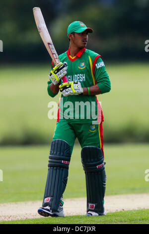 Kibworth, Leicestershire, UK. Sonntag, 11. August 2013.  Aktion aus dem ODI Spiel zwischen u19 Bangladesch und Pakistan u19 im Rahmen des Turniers u19 ODI dreieckig in England gespielt. Bildnachweis: Graham Wilson/Alamy Live-Nachrichten Stockfoto