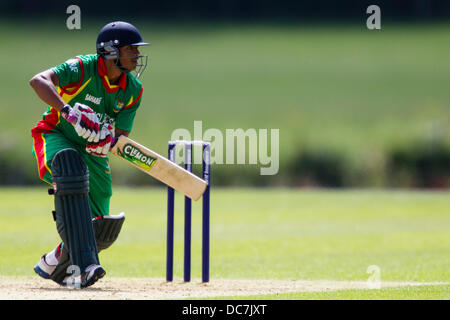 Kibworth, Leicestershire, UK. Sonntag, 11. August 2013.  Aktion aus dem ODI Spiel zwischen u19 Bangladesch und Pakistan u19 im Rahmen des Turniers u19 ODI dreieckig in England gespielt. Bildnachweis: Graham Wilson/Alamy Live-Nachrichten Stockfoto