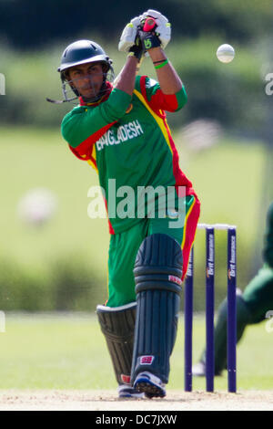 Kibworth, Leicestershire, UK. Sonntag, 11. August 2013.  Aktion aus dem ODI Spiel zwischen u19 Bangladesch und Pakistan u19 im Rahmen des Turniers u19 ODI dreieckig in England gespielt. Bildnachweis: Graham Wilson/Alamy Live-Nachrichten Stockfoto