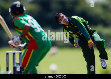 Kibworth, Leicestershire, UK. Sonntag, 11. August 2013.  Aktion aus dem ODI Spiel zwischen u19 Bangladesch und Pakistan u19 im Rahmen des Turniers u19 ODI dreieckig in England gespielt. Bildnachweis: Graham Wilson/Alamy Live-Nachrichten Stockfoto