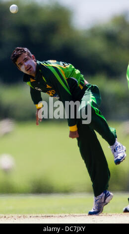 Kibworth, Leicestershire, UK. Sonntag, 11. August 2013.  Aktion aus dem ODI Spiel zwischen u19 Bangladesch und Pakistan u19 im Rahmen des Turniers u19 ODI dreieckig in England gespielt. Bildnachweis: Graham Wilson/Alamy Live-Nachrichten Stockfoto