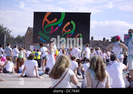 Freunde Mädchen in blau bedeckt Holi Farbe Pulver Farbe Spaß begeistern Gig Festival Lachen bedeckt weibliche Frauen Mann männlich Männer Stockfoto