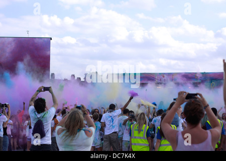 Freunde Mädchen in blau bedeckt Holi Farbe Pulver Farbe Spaß begeistern Gig Festival Lachen bedeckt weibliche Frauen Mann männlich Männer Stockfoto