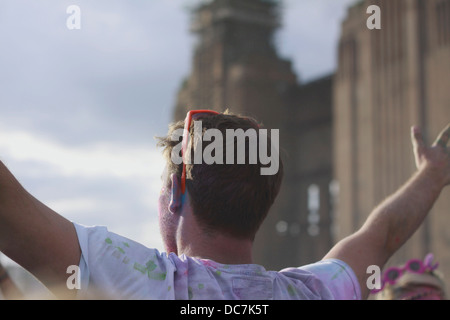 Holi-Fest in London, Battersea Power Station ist ein Fan bereit für die Farbe zu werfen um zu beginnen. Stockfoto
