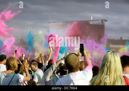 Massen werfen Farbe macht in der Luft auf dem Holi-festival Stockfoto