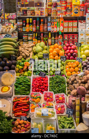 Obst- und Gemüsehandel in der Boqueria Markt Barcelona, Spanien. Stockfoto