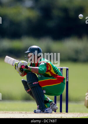 Kibworth, Leicestershire, UK. Sonntag, 11. August 2013.  Aktion aus dem ODI Spiel zwischen u19 Bangladesch und Pakistan u19 im Rahmen des Turniers u19 ODI dreieckig in England gespielt. Bildnachweis: Graham Wilson/Alamy Live-Nachrichten Stockfoto