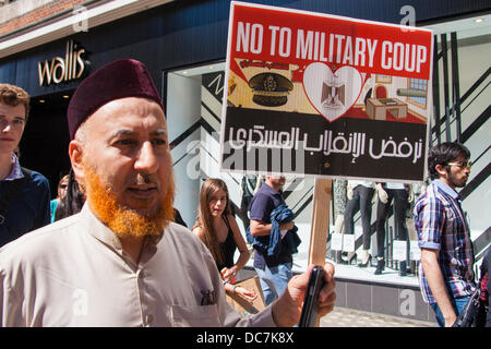 London, UK. 11. August 2013. Ein Demonstrant mit seinem Plakat als Ägypter in London Protest gegen die Absetzung des Präsidenten Morsi und Gewalt gegen seine Anhänger. Bildnachweis: Paul Davey/Alamy Live-Nachrichten Stockfoto