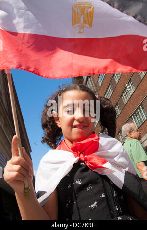 London, UK. 11. August 2013. Ein Kind mit ihrer Fahne als Ägypter in London Protest gegen die Absetzung des Präsidenten Morsi und Gewalt gegen seine Anhänger. Bildnachweis: Paul Davey/Alamy Live-Nachrichten Stockfoto