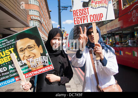 London, UK. 11. August 2013. Zwei Frauen posieren für die Kamera als Ägypter in London Protest gegen die Absetzung des Präsidenten Morsi und Gewalt gegen seine Anhänger. Bildnachweis: Paul Davey/Alamy Live-Nachrichten Stockfoto
