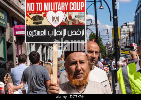London, UK. 11. August 2013. Ein Kleriker mit seinem Plakat als Ägypter in London Protest gegen die Absetzung des Präsidenten Morsi und Gewalt gegen seine Anhänger. Bildnachweis: Paul Davey/Alamy Live-Nachrichten Stockfoto