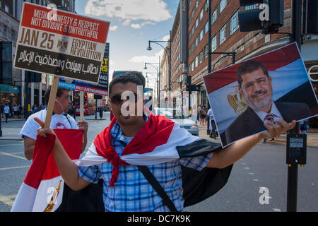 London, UK. 11. August 2013. Ein Pro-Demokratie-Demonstrator als Ägypter in London Protest gegen die Absetzung des Präsidenten Morsi und Gewalt gegen seine Anhänger. Bildnachweis: Paul Davey/Alamy Live-Nachrichten Stockfoto