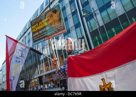 London, UK. 11. August 2013. Eine Frau mit ihrer Fahne und Banner als Ägypter in London Protest gegen die Absetzung des Präsidenten Morsi und Gewalt gegen seine Anhänger. Bildnachweis: Paul Davey/Alamy Live-Nachrichten Stockfoto