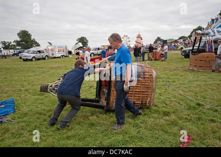 Bristol, UK.10th Aug 2013. Ballonfahrer vorbereiten für den frühen Abend abheben auf der 35. Bristol International Balloon Fiesta Credit: Keith Larby/Alamy Live News Stockfoto