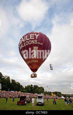 Bristol, UK.10th Aug 2013. Über 100 Heißluftballons abheben am frühen Abend auf der 35. Bristol International Balloon Fiesta Credit: Keith Larby/Alamy Live News Stockfoto