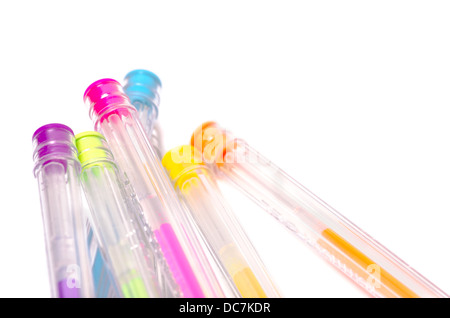 Nahaufnahme von Kunststoff farbig fluoreszierenden Kugelschreiber auf weißem Hintergrund Stockfoto