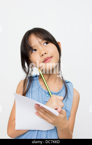 Porträt von einem netten kleinen asiatischen Mädchen denken Stockfoto