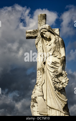 Statue von Frau & Kreuz in New Orleans Friedhof Stockfoto