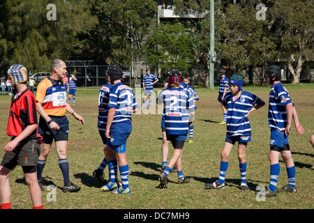 australischen Jungs spielen Rugby Union in Newport, Sydney, Australien Stockfoto