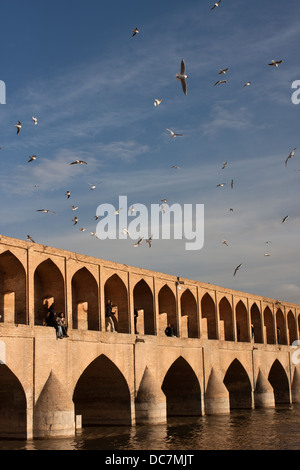 Si-o-Seh-Brücke, Isfahan, Iran, mit Menschen auf der Brücke und Möwen am Himmel Stockfoto