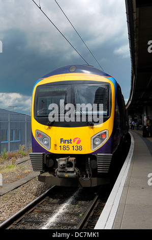 Ersten Trans Pennine Express Zug Klasse 185 Nummer 185 138 warten darauf, von York Station England uk abweichen Stockfoto