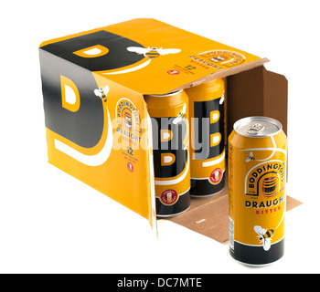 12 kann Boddingtons frisch gezapftes bitter ALE packen. Stockfoto