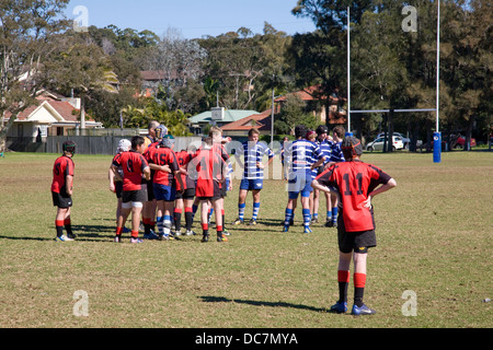 australischen Jungs spielen Rugby Union in Newport, Sydney, Australien Stockfoto