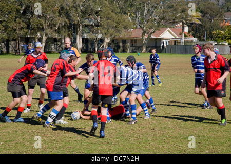 australischen Jungs spielen Rugby Union in Newport, Sydney, Australien Stockfoto