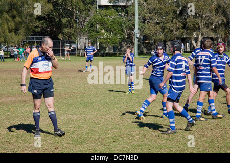 Australische Jungen spielen Rugby Union in newport, Sydney, australien, während Schiedsrichter das Spiel beobachtet Stockfoto