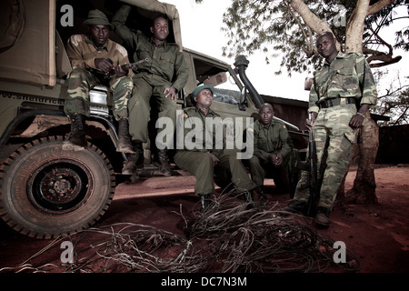 Ranger von David Sheldrick und KWS mit Schlingen von Wilderern Tsavo Ost verwendet. Kenia Stockfoto