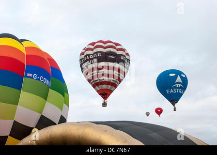 Bristol, UK. 10. August 2013. Heißluft Ballons starten in die Luft am 35. Bristol International Balloon Fiesta Ashton Gericht Estate Bristol 10. August 2013 Stockfoto