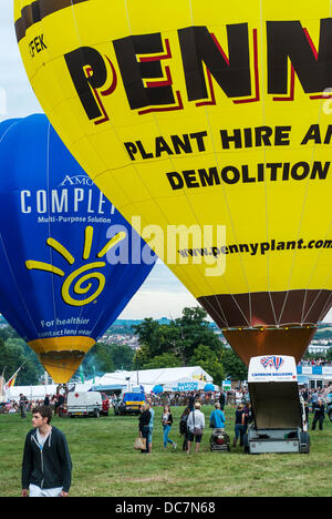 Bristol, UK. 10. August 2013. Heißluft Ballons starten in die Luft am 35. Bristol International Balloon Fiesta Ashton Gericht Estate Bristol 10. August 2013 Stockfoto