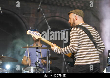 Worms, Deutschland. 11. August 2013. Bassist Michael Vinne abgebildet ist auf der Bühne beim Jazz and Joy Festival 2013 in Worms, Wallis Bird zu unterstützen. Irische Sängerin Wallis Bird live gespielt am Jazz & Joy Festival 2013 in Worms. Die Gewinner der beiden Meteor Ireland Music Awards wurde auf der Bühne von einer 4-köpfigen Band begleitet. Bildnachweis: Michael Debets/Alamy Live-Nachrichten Stockfoto