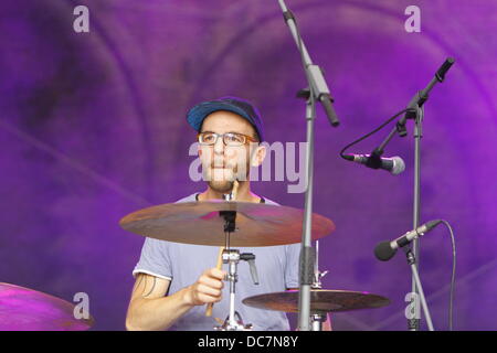 Worms, Deutschland. 11. August 2013. Schlagzeuger Christian Vinne ist auf der Bühne beim Jazz and Joy Festival 2013 in Worms abgebildet Wallis Bird zu unterstützen. Irische Sängerin Wallis Bird live gespielt am Jazz & Joy Festival 2013 in Worms. Die Gewinner der beiden Meteor Ireland Music Awards wurde auf der Bühne von einer 4-köpfigen Band begleitet. Bildnachweis: Michael Debets/Alamy Live-Nachrichten Stockfoto