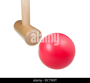 Auffallend rote Kugel durch Holzhammer in Krocket Spiel schließen sich isoliert auf weißem Hintergrund Stockfoto