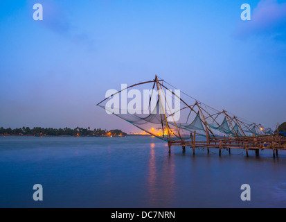 Kochi chinesischen Fischernetzen in der Dämmerung in Kochi, Kerala. Fort Kochin, Kochi, Kerala, Indien Stockfoto