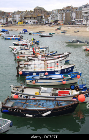 Eine Reihe von kleinen Fischerbooten im Hafen von St.Ives in Cornwall, England. Stockfoto