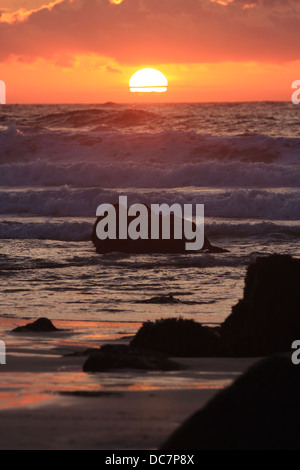 Dramatischen Sonnenuntergang Porthmeor Beach St.Ives Cornwall England entnommen. Stockfoto
