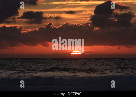 Dramatischen Sonnenuntergang Porthmeor Beach St.Ives Cornwall England entnommen. Stockfoto