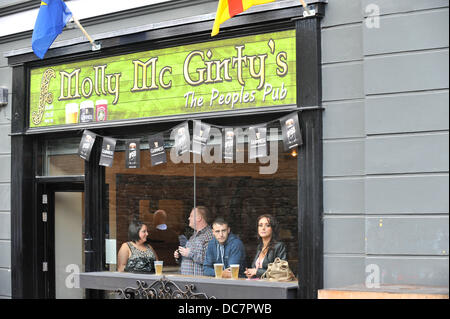 Derry / Londonderry, Nordirland, Vereinigtes Königreich. 10. August 2013. Nachtschwärmer genießen Sie die Atmosphäre in Irlands größte jährliche traditionelle und folk Festival in Derry. Fleadh Cheoil Na hEireann, läuft das größte Fest der irischen Kultur und Musik bis 18 August. 300.000 Besucher aus der ganzen Welt sollen die UK Kulturstadt erleben Sie Irlands traditionelle Kultur und Musik zu besuchen. Bildnachweis: George Sweeney / Alamy Live News Stockfoto