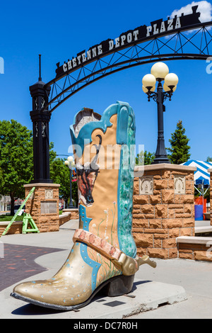 Riesige Cowboy-Stiefel in Cheyenne Depot Plaza im historischen, die Innenstadt von Cheyenne, Wyoming, USA Stockfoto