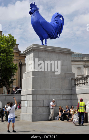 Blauer Vogel auf dem vierten Sockel Stockfoto