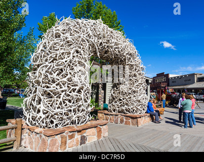 Bogen der Schuppen Elch Geweih auf dem Stadtplatz, Jackson, Wyoming, USA Stockfoto