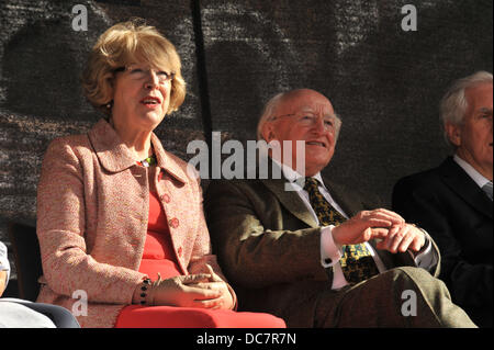 Derry / Londonderry, Nordirland, Vereinigtes Königreich. 10. August 2013. Irische Präsident Michael D. Higgins (rechts) und seine Frau Sabrina bei der Eröffnung des Fleadh Cheoil Na hEireann, Irlands größte jährliche traditionelle und Volksmusikfestival, Guildhall Square. Das größte Fest der irischen Kultur und Musik läuft noch bis 18 August. Bildnachweis: George Sweeney / Alamy Live News Stockfoto