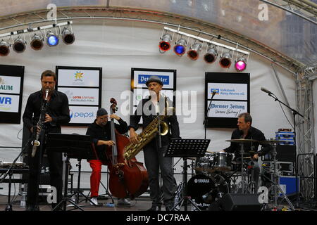 Worms, Deutschland. 11. August 2013. Henri Texier Hoffnung Quartett abgebildet ist auf der Bühne an der Jazz und Joy Festival 2013 in Worms. Die französische jazz-Ensemble führt Henri Texier Hoffnung Quartett live beim Festival Jazz & Joy 2013 in Worms, Deutschland. Stockfoto