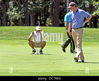 Martha es Vineyard, USA. 11. August 2013. Vereinigte Staaten Präsident Obama drei geputtet das erste Loch auf Farm Hals Golf Club am ersten Tag des Urlaubs Sonntag, 11. August 2013. Seine Vierer enthalten Marvin Nicholson, Robert Wolf und Sam Kass. Bildnachweis: Vince DeWitt / Pool über CNP/Alamy Live-Nachrichten Stockfoto