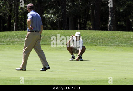 Martha es Vineyard, USA. 11. August 2013. Präsident Obama reiht sich ein Putt auf dem ersten Loch auf der Farm Hals Golf Club in Oak Bluffs Sonntag, 11. August 2013. Seine Vierer enthalten Marvin Nicholson, Robert Wolf und Sam Kass. Der Präsident verbrachte seine ersten vollen Tag auf Martha's Vineyard Golfen in nahezu perfektes Wetter. Die erste Familie ist auf der Insel August 10-18. Urlaub. Der Präsident landete Dreiputts das Loch. (Vincent DeWitt / Pool über Sipa) / Alamy Live News Stockfoto