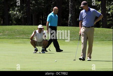 Martha es Vineyard, USA. 11. August 2013. Präsident Obama reiht sich ein Putt auf dem ersten Loch auf der Farm Hals Golf Club in Oak Bluffs Sonntag, 11. August 2013. Seine Vierer enthalten Marvin Nicholson, Robert Wolf und Sam Kass. Der Präsident verbrachte seine ersten vollen Tag auf Martha's Vineyard Golfen in nahezu perfektes Wetter. Die erste Familie ist auf der Insel August 10-18. Urlaub. Der Präsident landete Dreiputts das Loch. (Vincent DeWitt / Pool über Sipa) / Alamy Live News Stockfoto